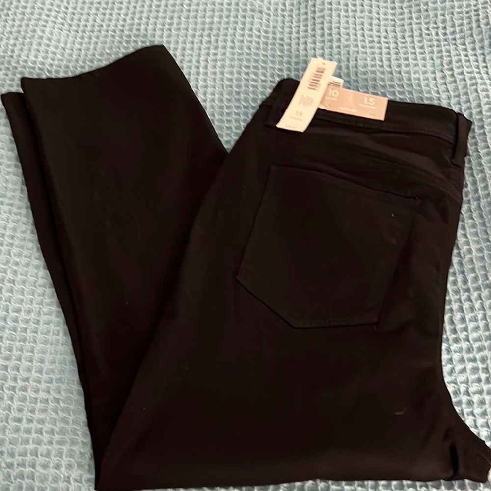 Chicos NWT** Sateen** Slim Crop** Basic Black** Pants
